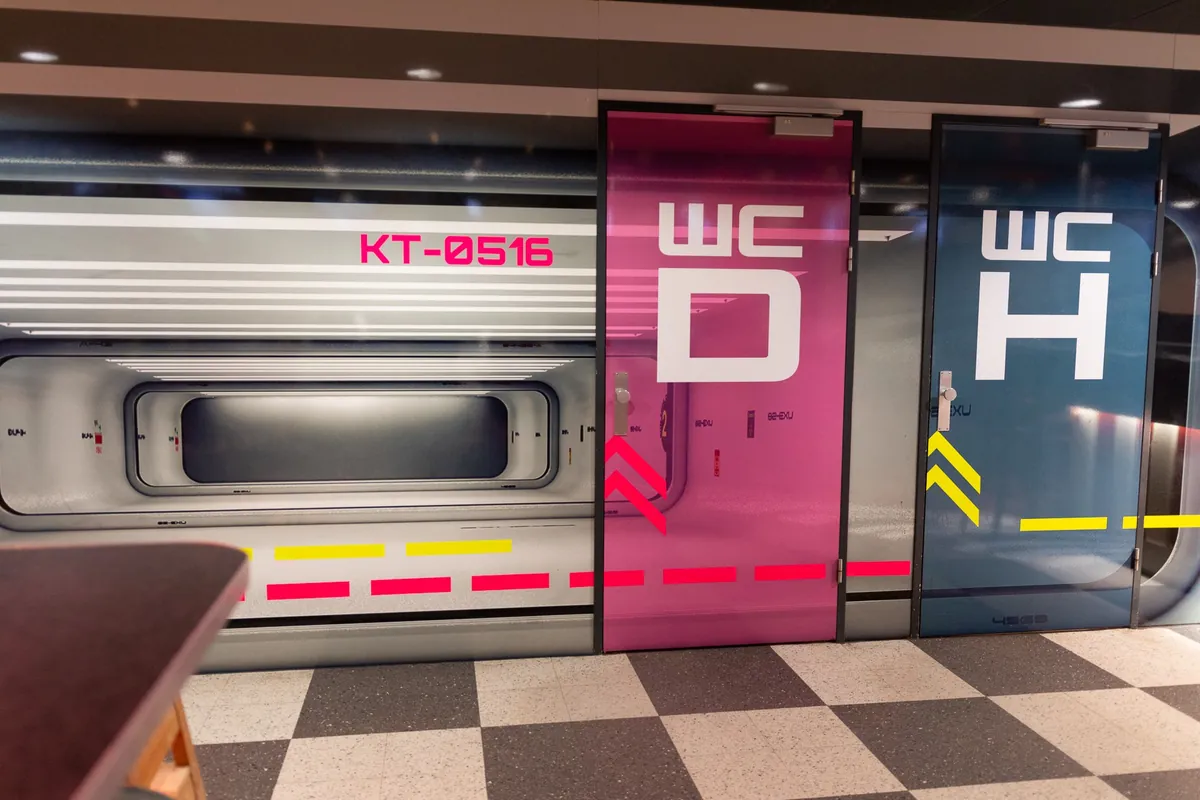 Verkleidung der Bowltech-Maschinen am Bahnkopf im XXL Sportcenter Duisburg