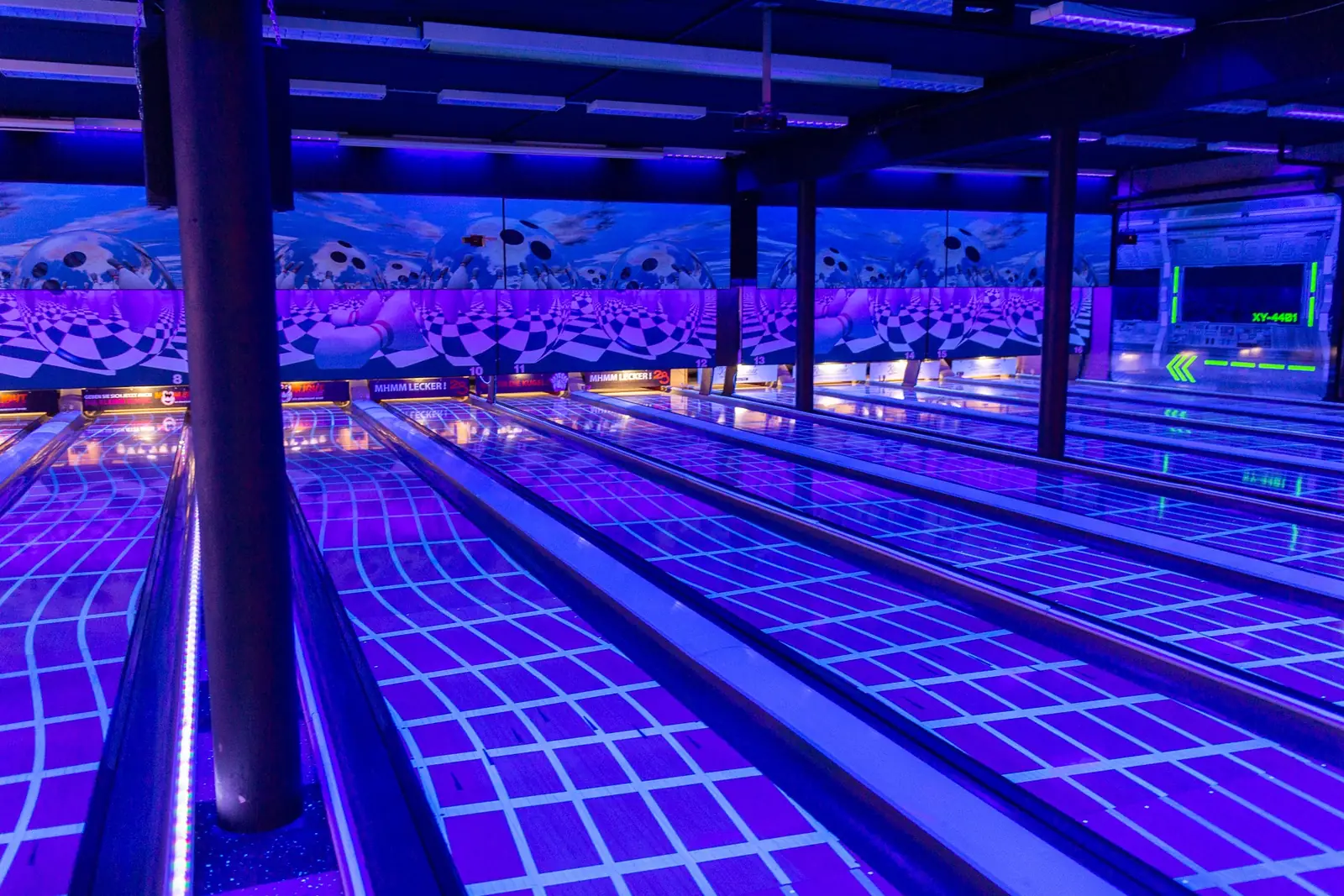Bowling Krefeld: 16 Bahnen unter UV-Licht im XXL Sportcenter in Duisburg
