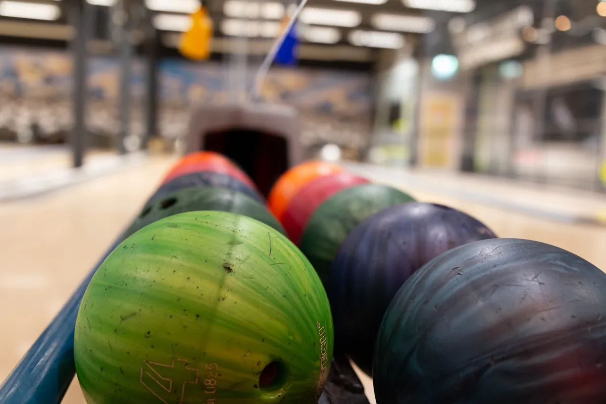 Kugelrückgabe mit Bowlingkugeln in verschiedenen Gewichten