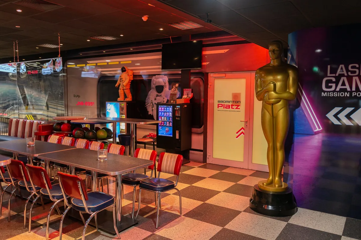 Bereich mit Sitzgruppen und dem Eingang zum Lasergame im XXL Sportcenter Duisburg