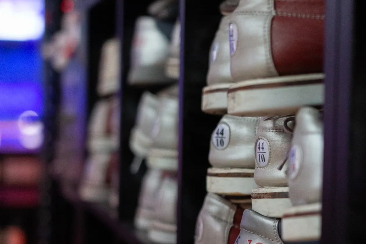 Regal mit Leihschuhen am Counter des XXL Sportcenter Duisburg