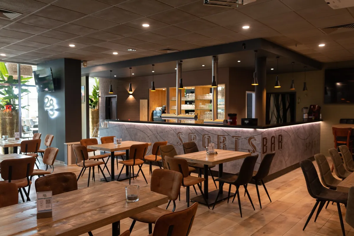 Sports Bar mit Tischen und Großbildschirmen im XXL Sportcenter Duisburg